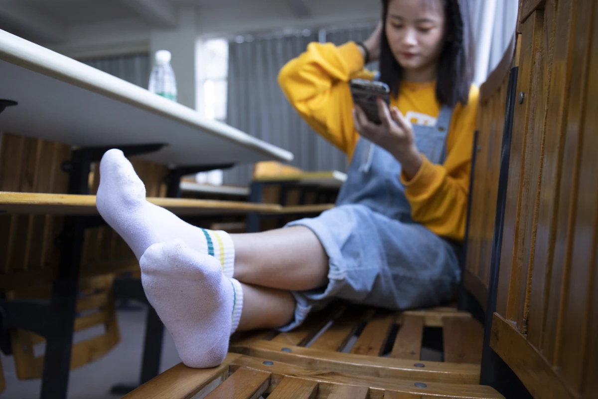 [Mzsock] NO.019 From a tricky angle, Sichuan girl Linlin shows off her beautiful feet in the classroom Southern football skills#[121P]-37