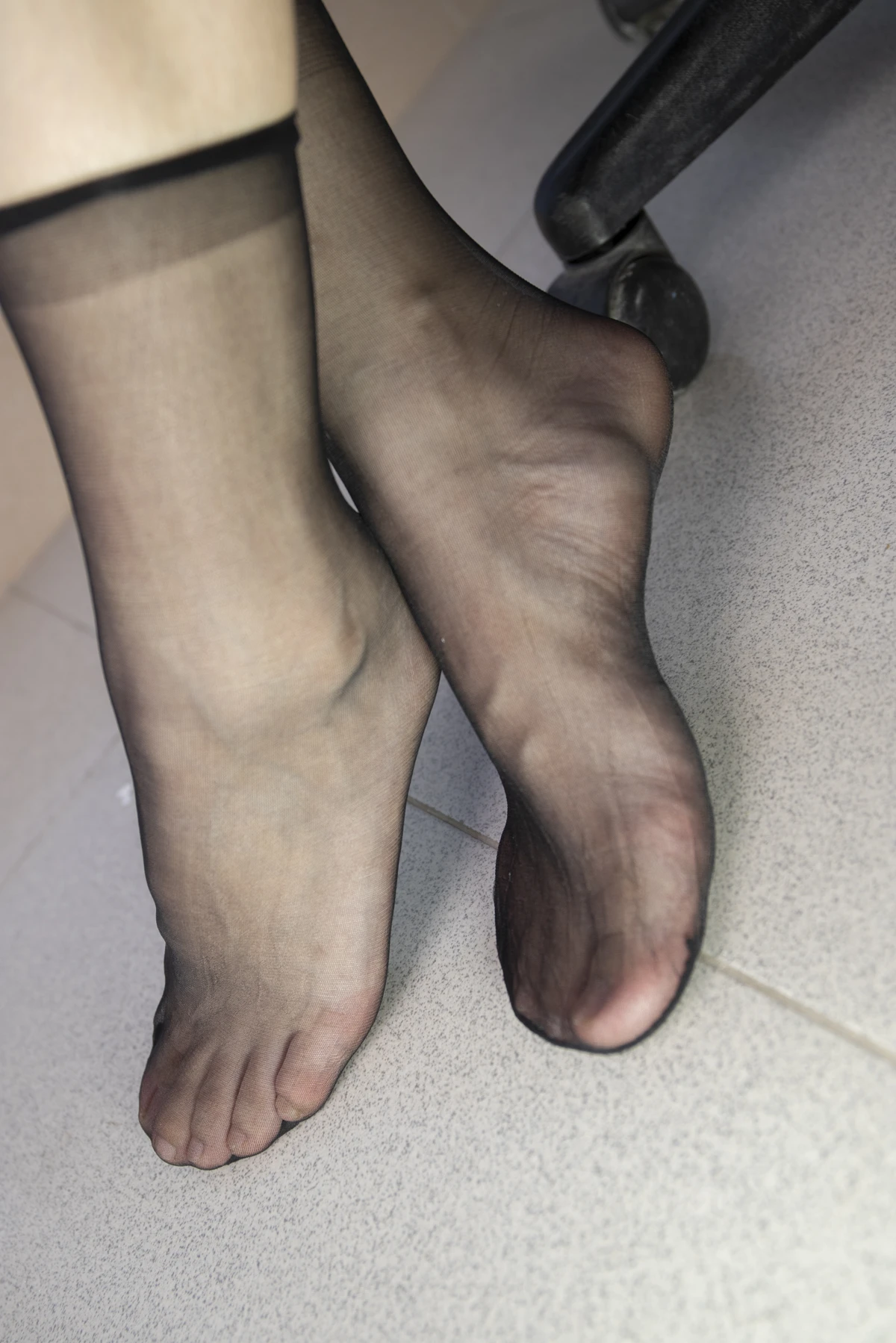 [Mzsock] NO.010 Model Peng Peng shows off her beautiful feet in transparent black stockings in the office, in various postures that are very tempting Southern football skills#[126P]-21